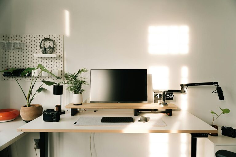Consejos prácticos para organizar tu espacio de trabajo en casa y aumentar la productividad